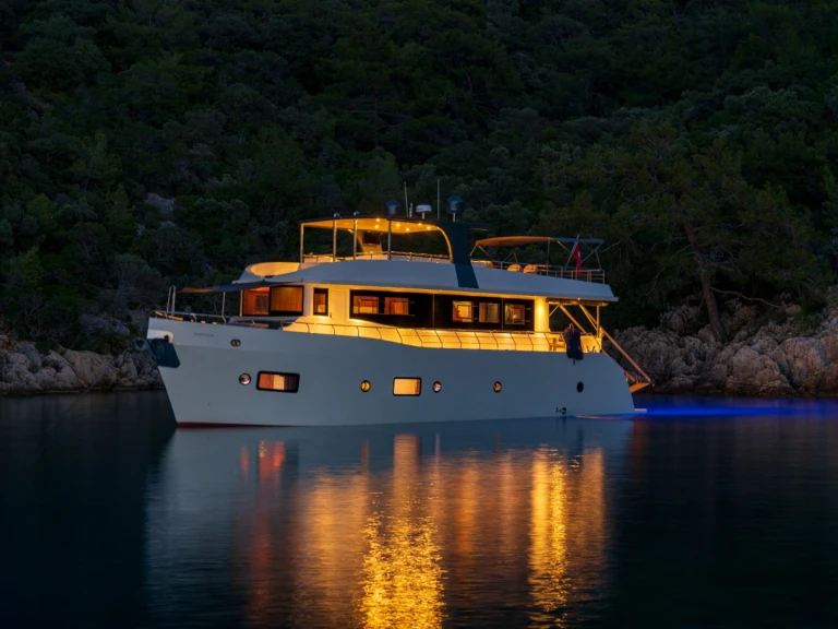 Motorboat to hire Göcek at the best price
