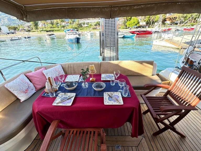 Hire Motorboat Custom Made with a boat licence