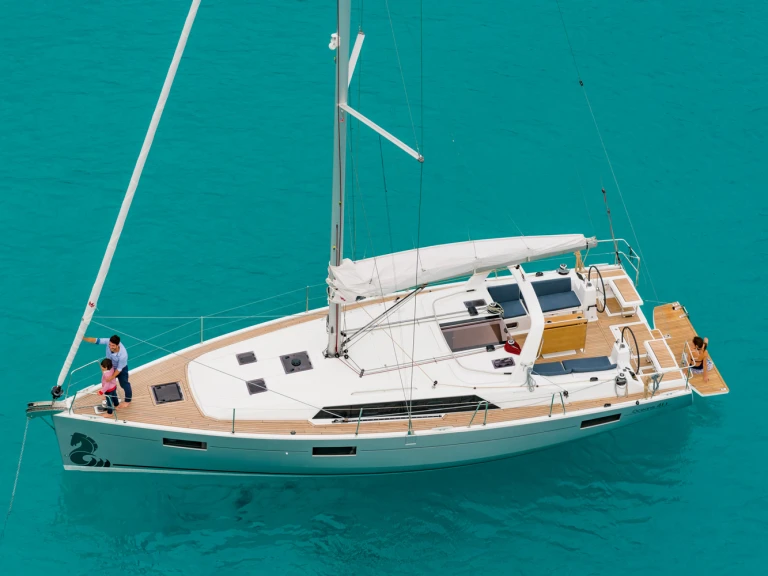 Sailboat to hire Port Vauban at the best price