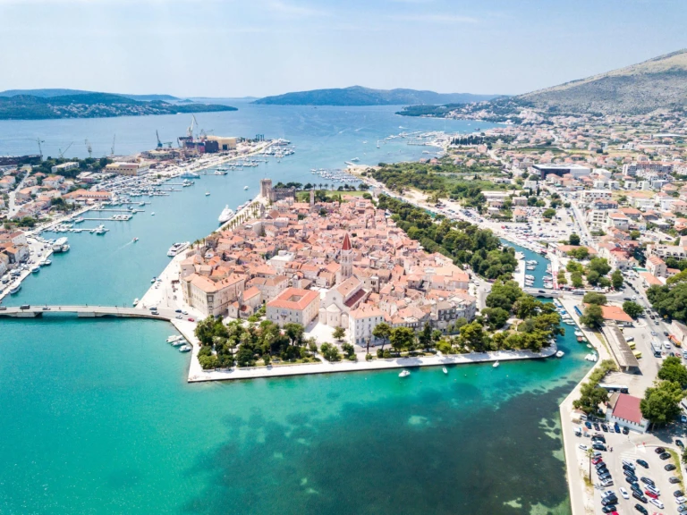 Motorboat hire in Split - Jeanneau Cap Camarat 7.5 CC Style