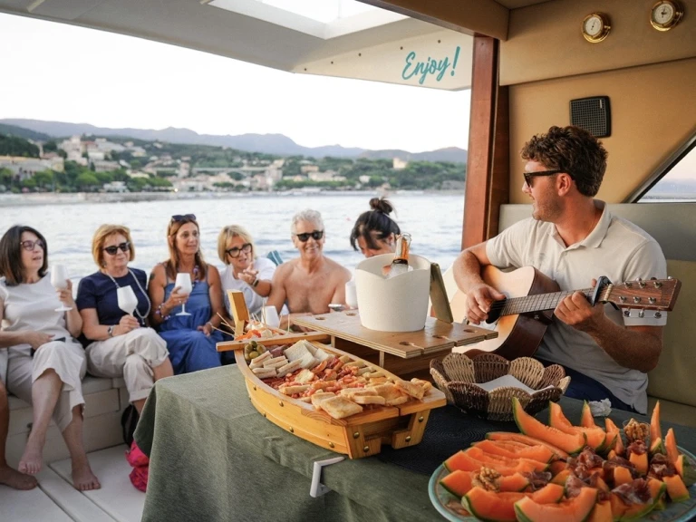 Yacht charter Italy - Mochi Craft Mochi 40 on SamBoat
