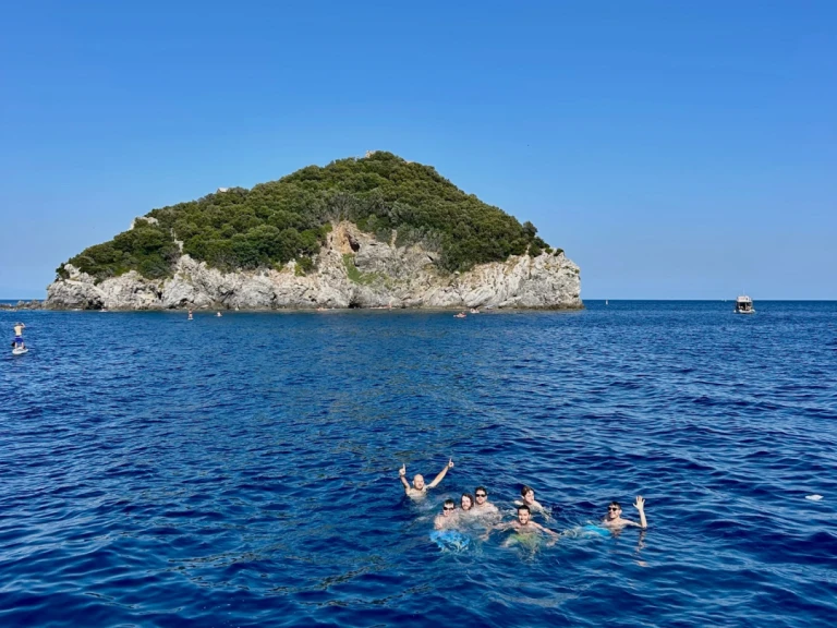 Hire Motorboat Mochi Craft with a boat licence