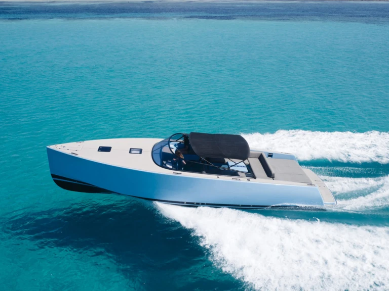 Hire Luxury Yacht VanDutch with a boat licence