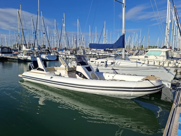 Charter a Tiger Topline 950 in Sainte-Maxime on Samboat