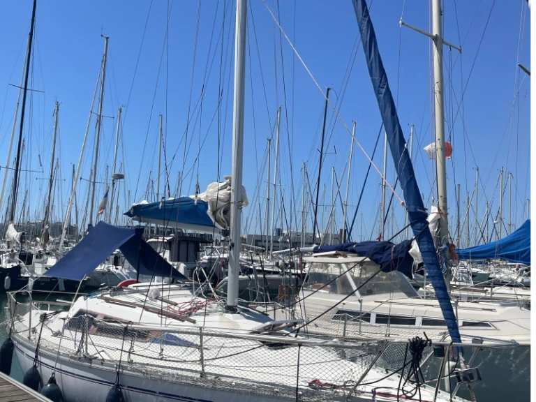 Hire a Jeanneau Eolia La Rochelle