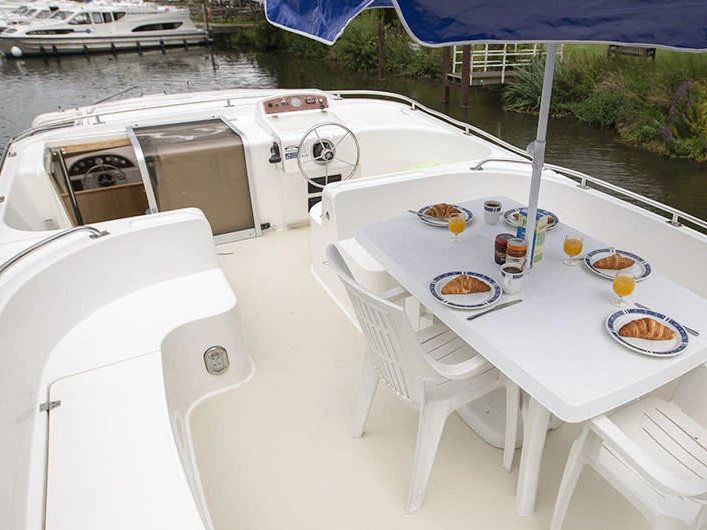 Yacht hire Homps cheap Grand Classique