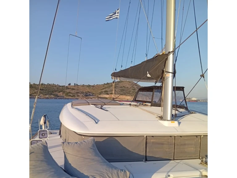 Charter a Lagoon Lagoon 400 S2 in Alimos on Samboat