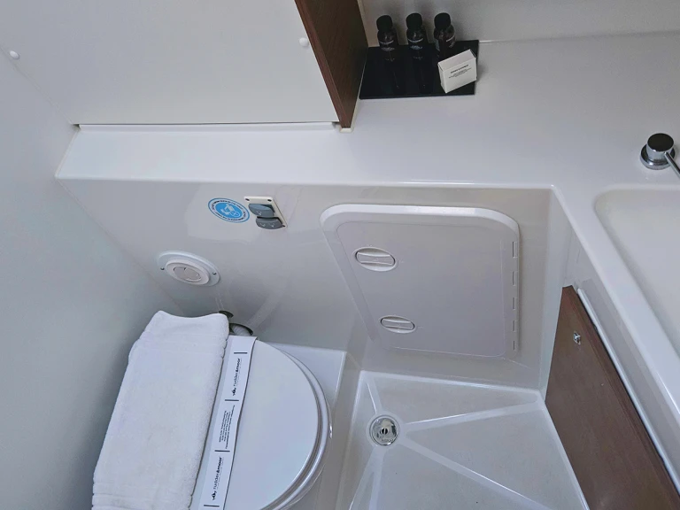 Hire Catamaran Lagoon with a boat licence