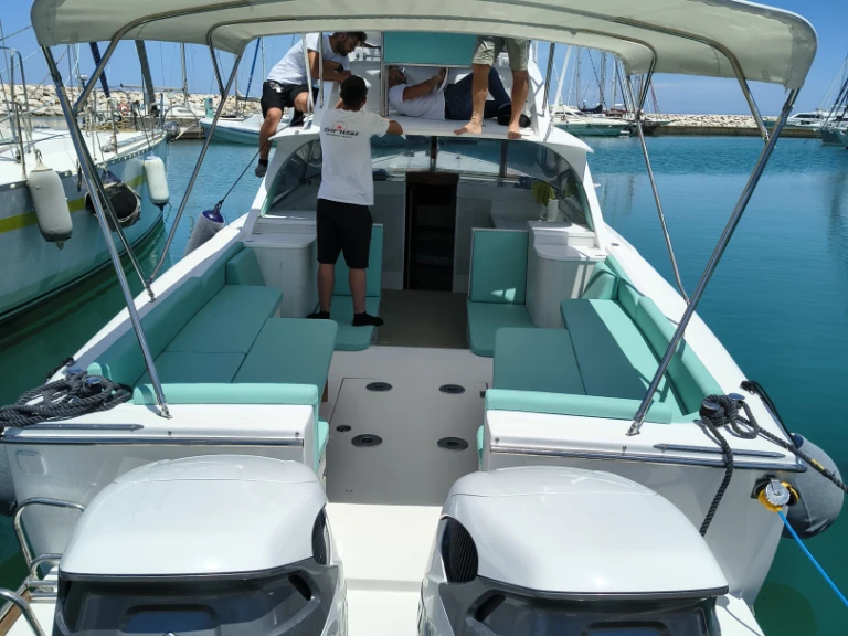 Yacht charter Porto Pozzo - Bertram 31 on SamBoat