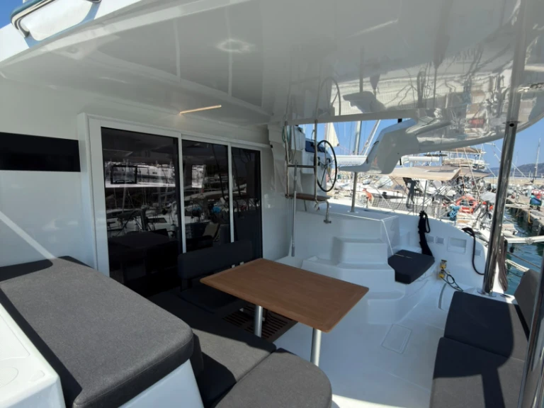 Hire Catamaran Lagoon with a boat licence