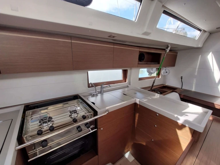 Sailboat hire in Lávrio - Bénéteau Oceanis 51.1