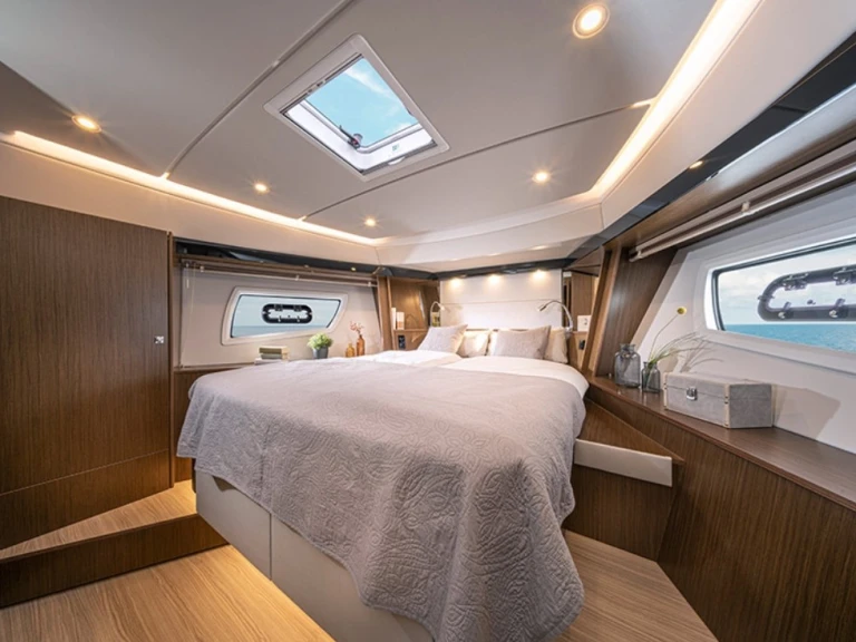 Hire Motorboat Bavaria with a boat licence