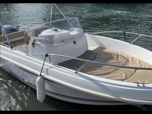 Hire a Jeanneau Cap Camarat 5.5 CC Style Fréjus