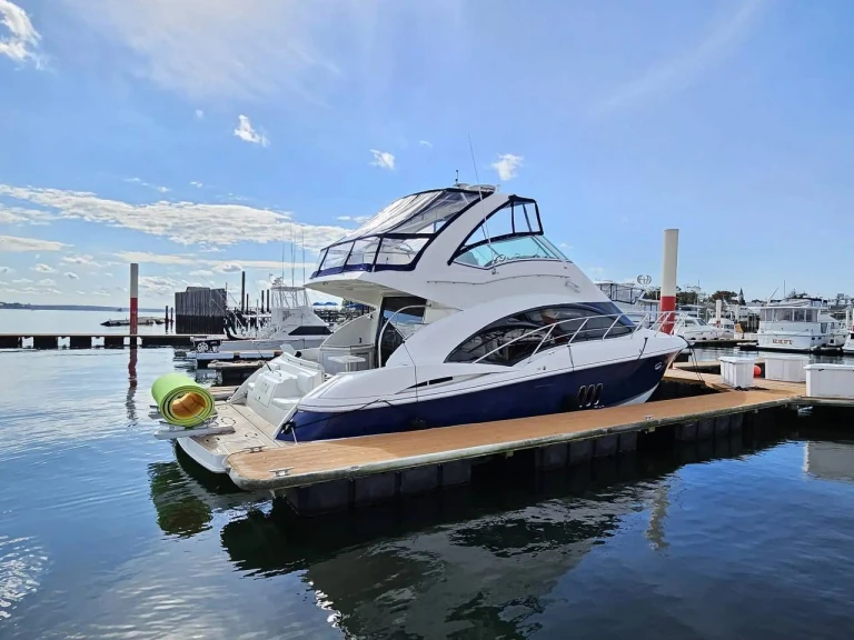 Hire a Cruisers Yacht 447 New York (City)