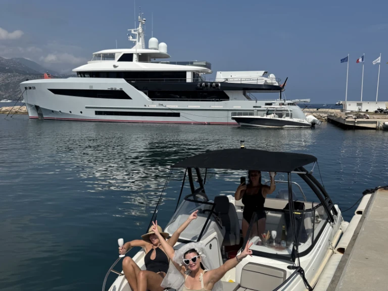 Hire Motorboat with or without skipper Jeanneau Nice