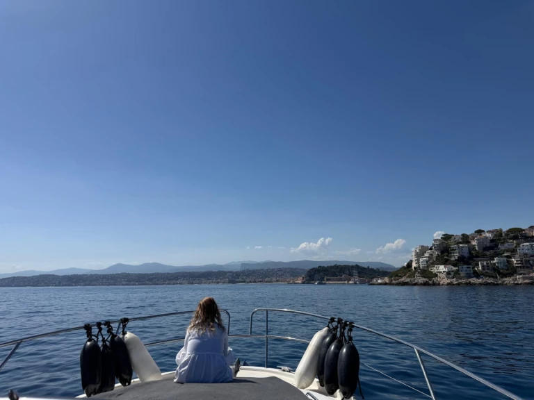 Hire Motorboat Jeanneau with a boat licence