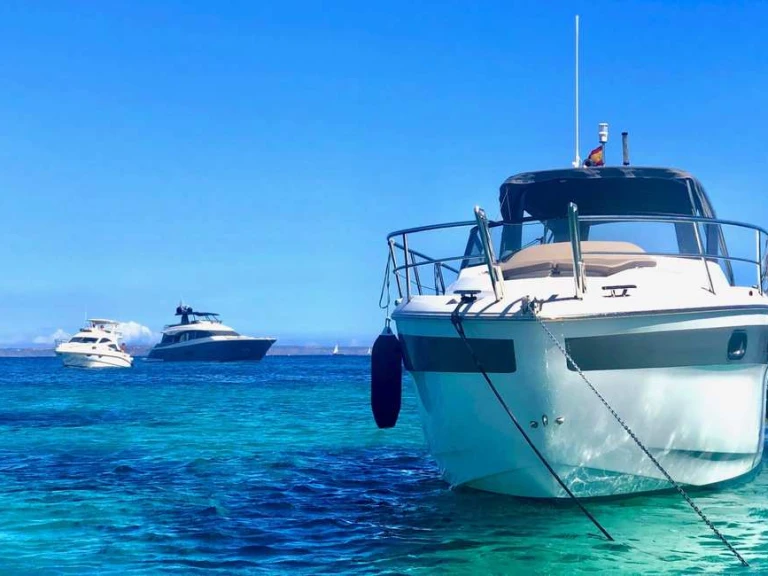 Hire Motorboat Bavaria with a boat licence
