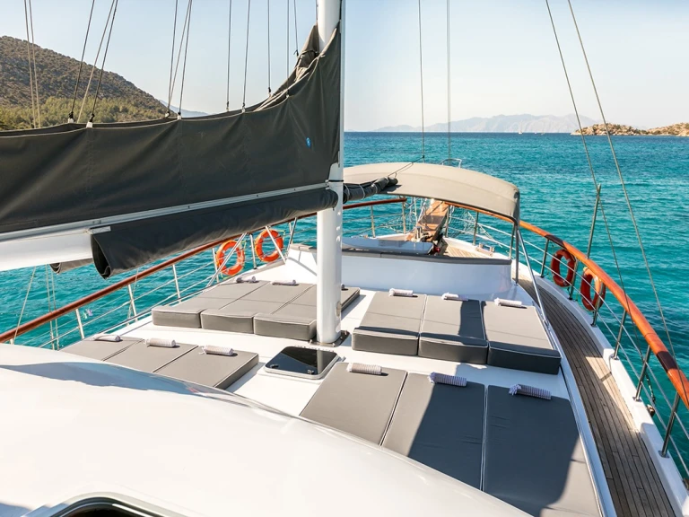 Hire Sailboat Custom Made with a boat licence