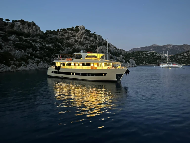 Hire Luxury Yacht Custom Made with a boat licence