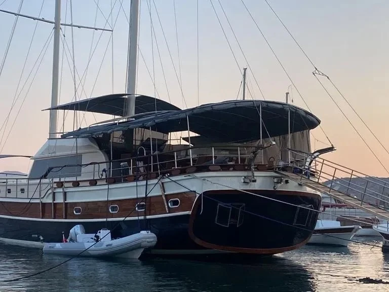 Hire Luxury Yacht Custom Made with a boat licence
