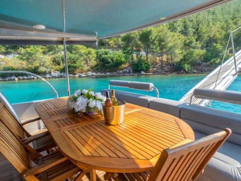 Hire Luxury Yacht Custom Made with a boat licence
