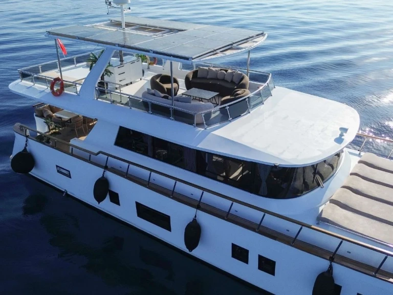 Hire Luxury Yacht Custom Made with a boat licence
