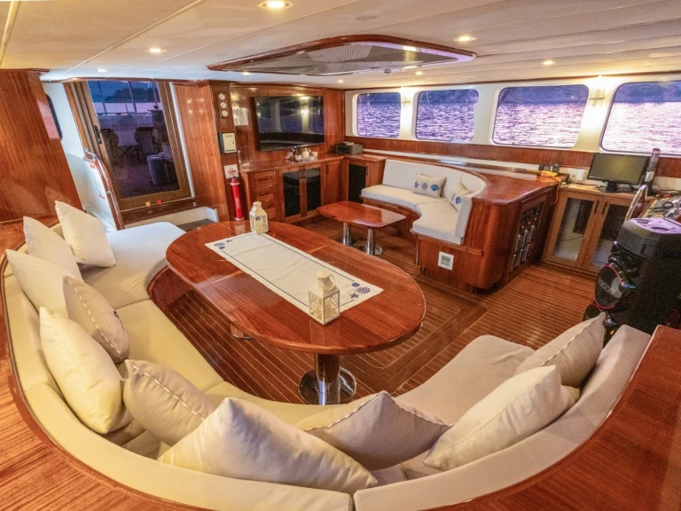 Sailboat to hire Göcek at the best price