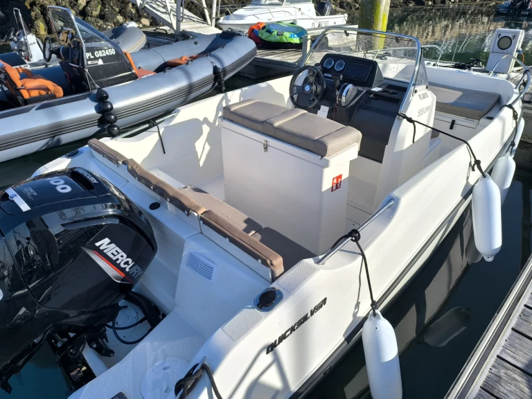 Hire Motorboat Quicksilver with a boat licence