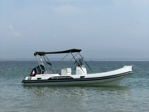 Hire RIB Capelli with a boat licence