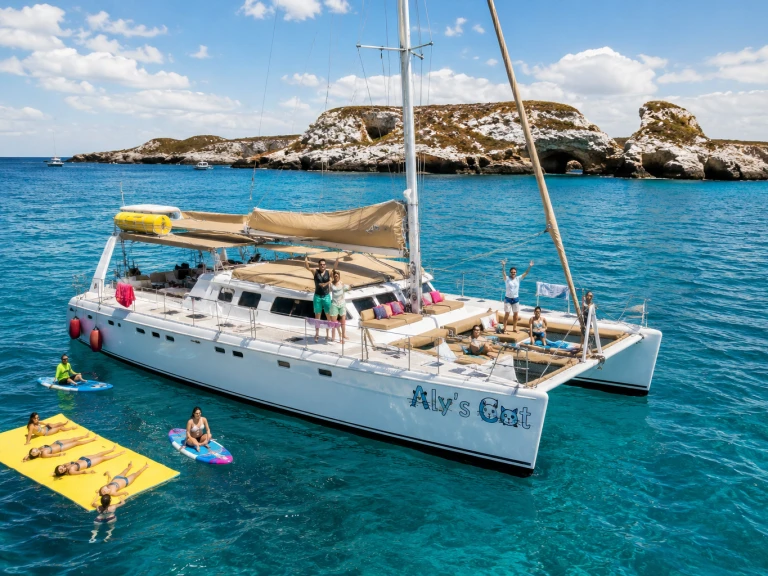 Catamaran hire in Cruz de Huanacaxtle - Custom Made custom