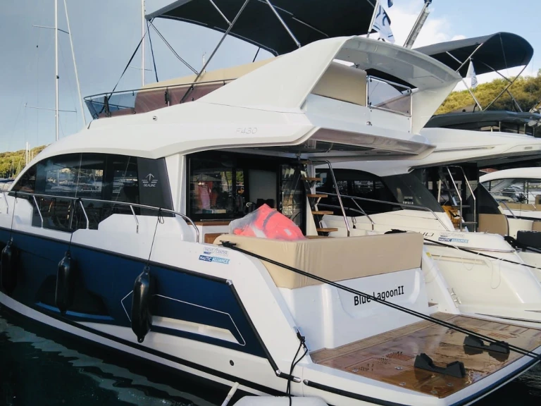 Hire Luxury Yacht with or without skipper Sealine Pula