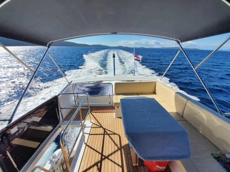 Hire Luxury Yacht Sealine with a boat licence