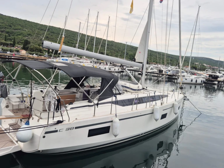 Hire Sailboat Bavaria with a boat licence