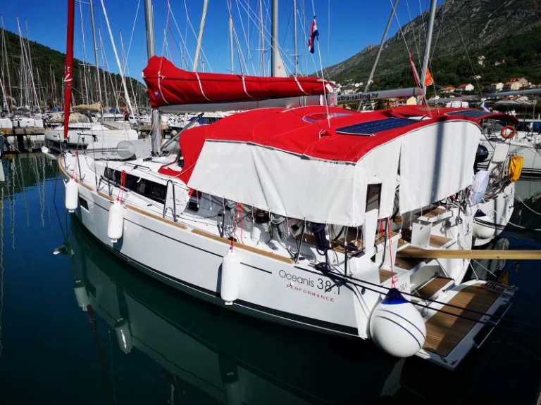 Hire a Bénéteau Oceanis 38.1 Komolac