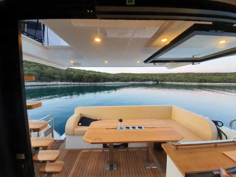 Hire Luxury Yacht with or without skipper Sealine Pula