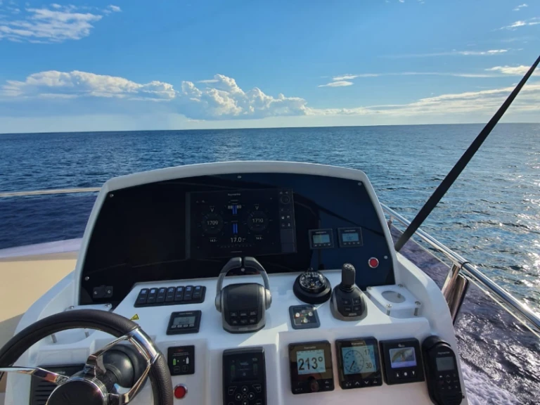 Hire Luxury Yacht Sealine with a boat licence