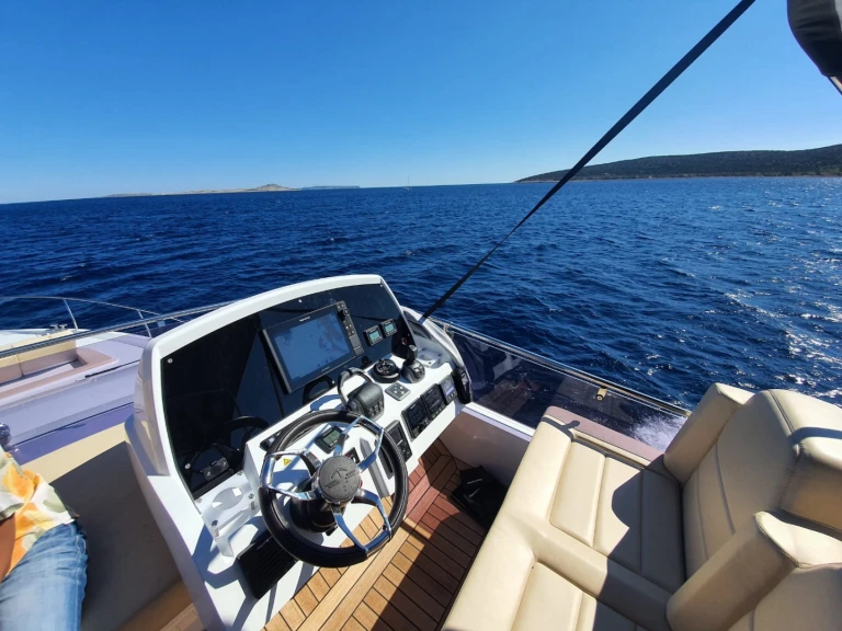 Luxury Yacht to hire Pula at the best price