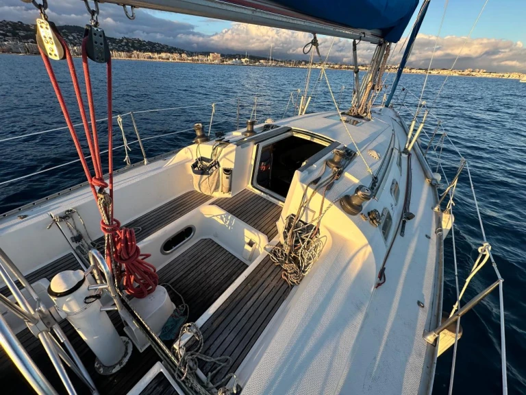 Hire Sailboat with or without skipper Jeanneau Hyères