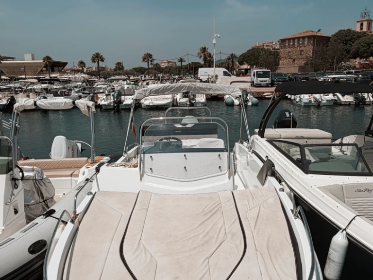 Hire Motorboat Bénéteau with a boat licence