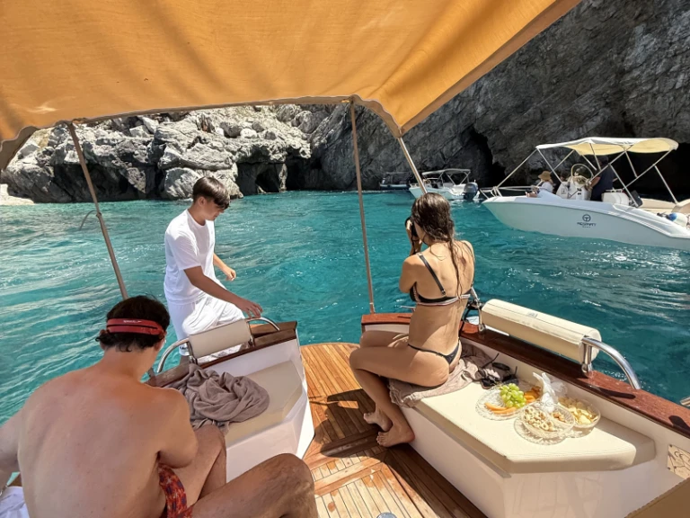 Yacht hire Capri cheap 8,50 GOZZO