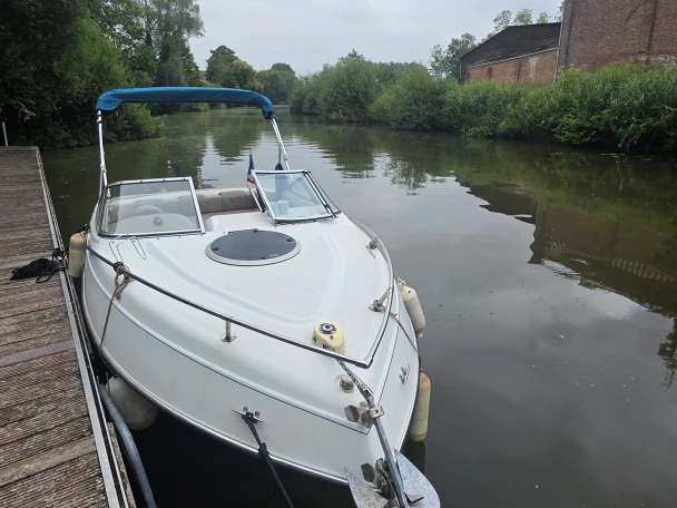 Hire Motorboat Four Winns with a boat licence
