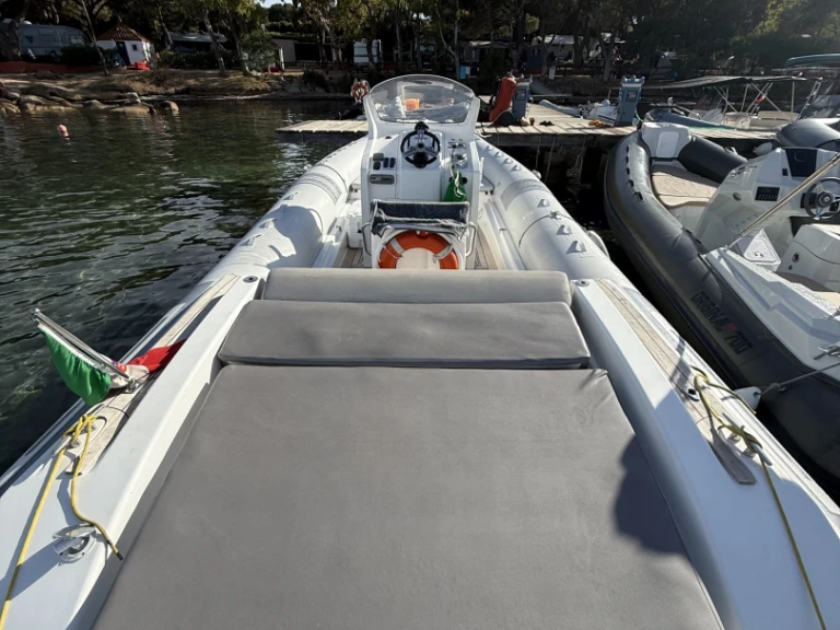 Charter a Pirelli P880 sport in Porto Turistico Palau on Samboat