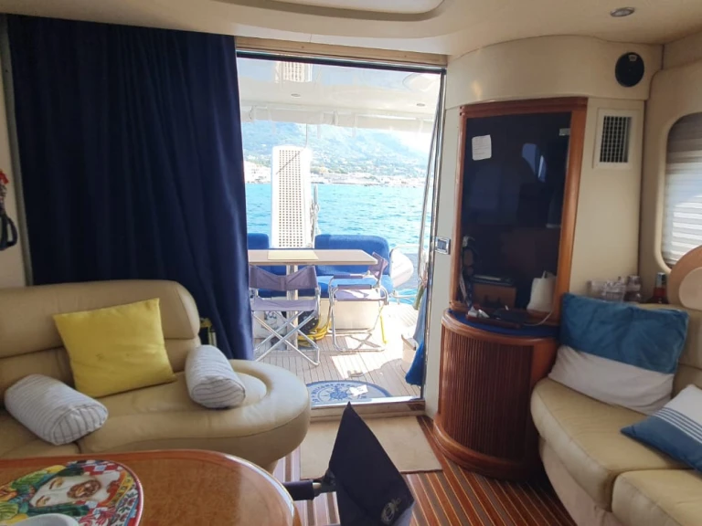 Hire Luxury Yacht Azimut with a boat licence