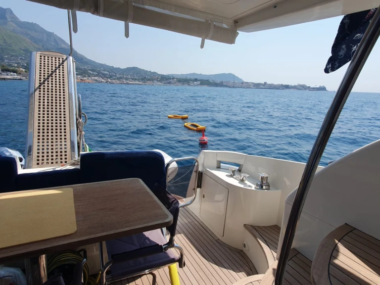 Yacht charter La Maddalena - Azimut Azimut 46 Fly on SamBoat