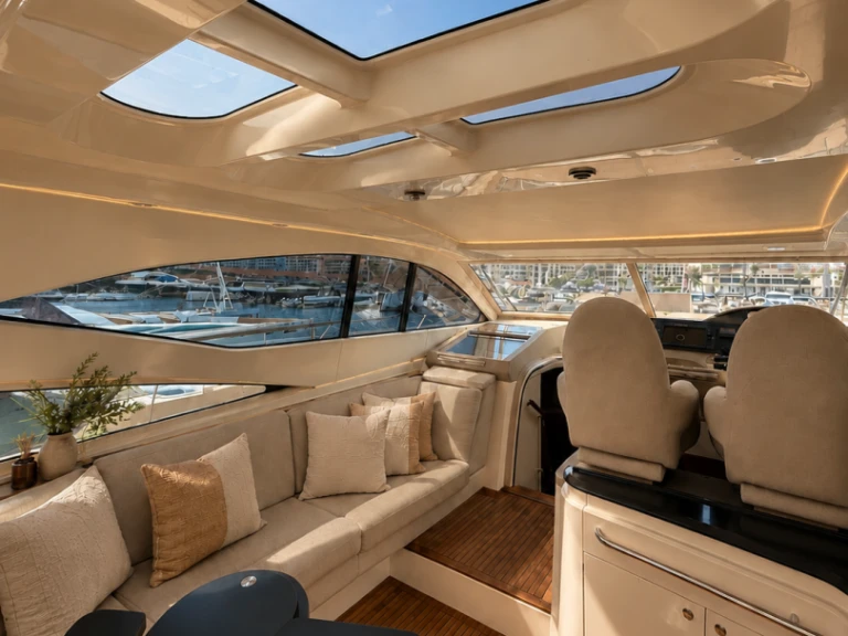 Hire Luxury Yacht Windy with a boat licence