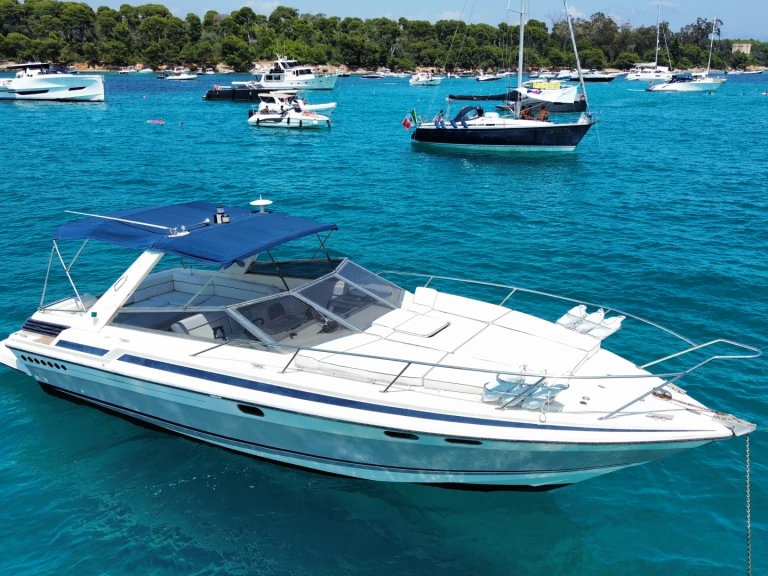 Hire Motorboat Sunseeker with a boat licence