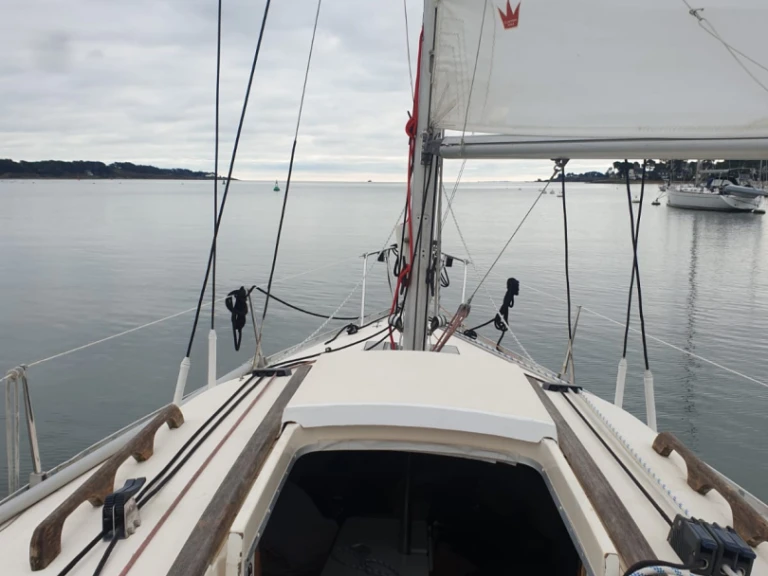 Hire Sailboat Jeanneau with a boat licence