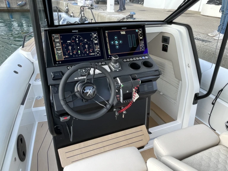 Charter a Highfield ADV9 in La Trinité-sur-Mer on Samboat
