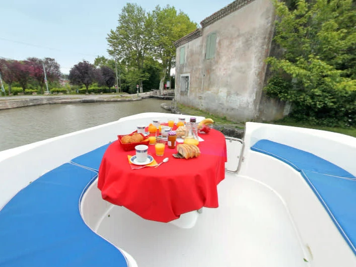 Hire Motorboat Le Boat with a boat licence