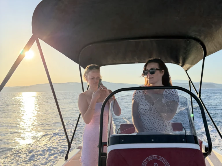 Hire Motorboat Karel with a boat licence